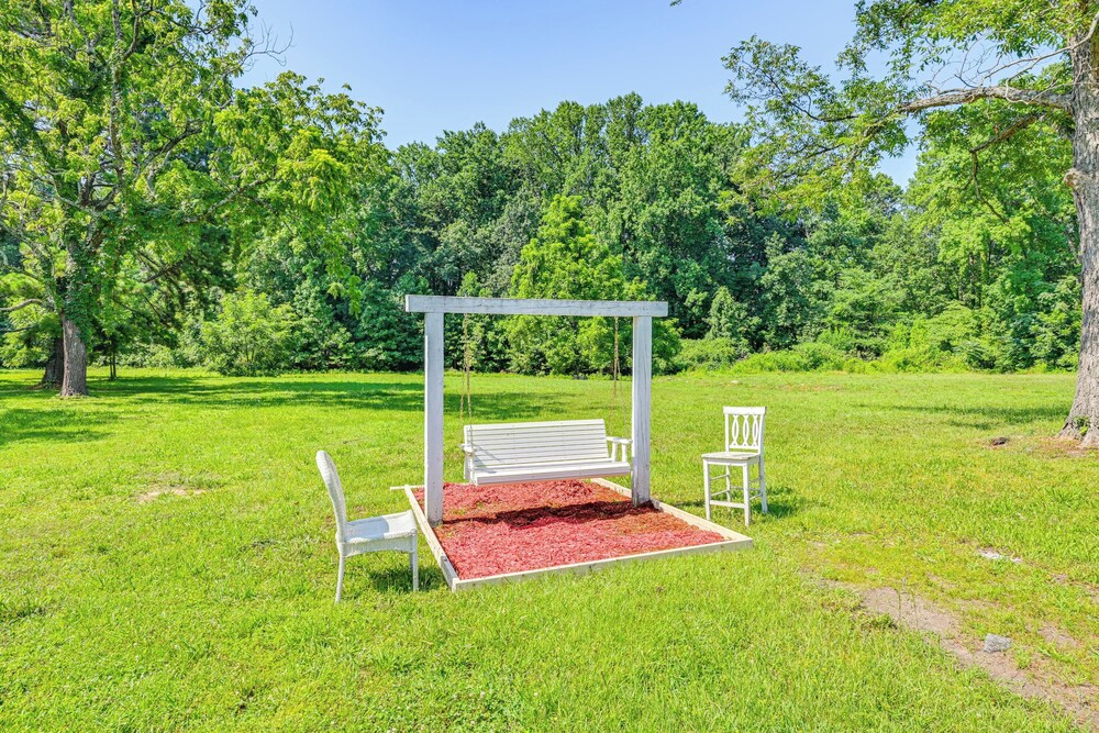 6 Mi to Dtwn: Charming Home w/ Yard in Charlotte