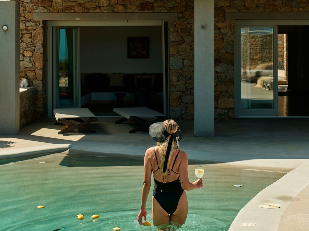 Kounoupas Complex by Mykonos Rocks