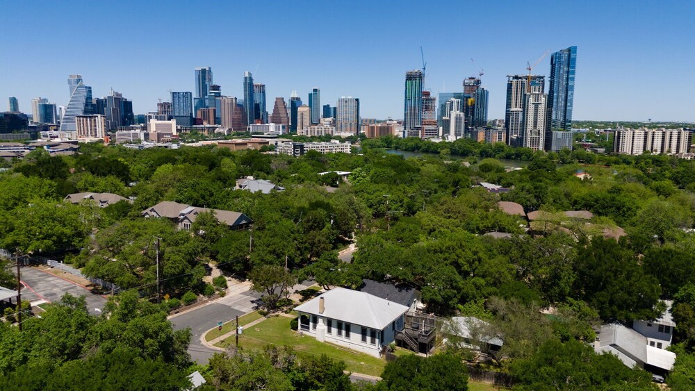 Modern Decor Walkable to Soco view 5