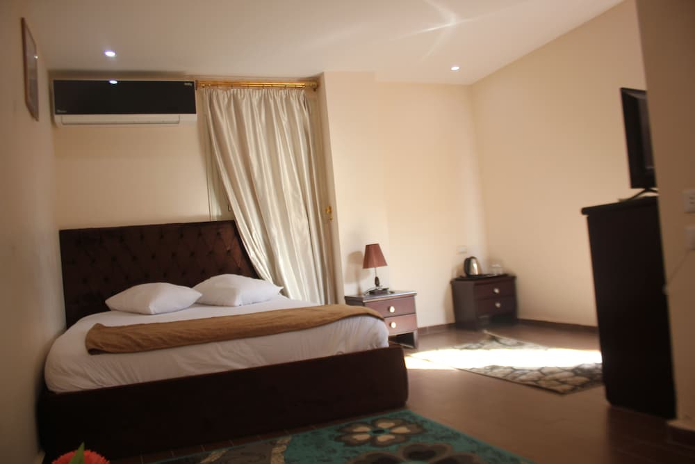 Sunrise Pyramids Inn