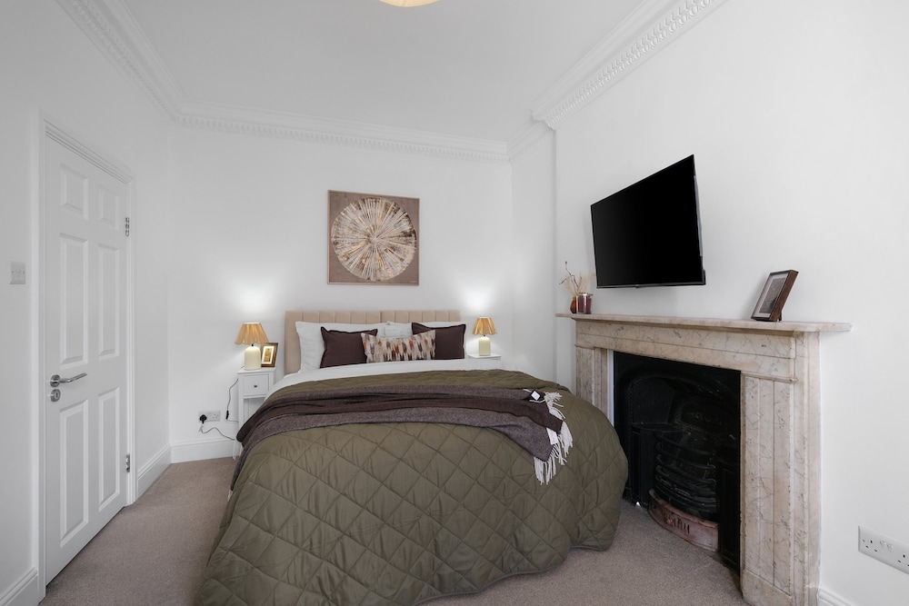 Luxury 3BR 2BA with Hot Tub and Garden