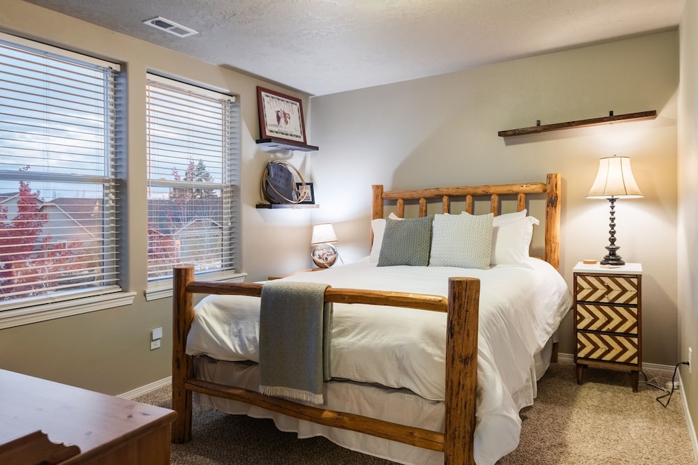 Old Mill Getaway by Avantstay Private Backyard w Hot Tub