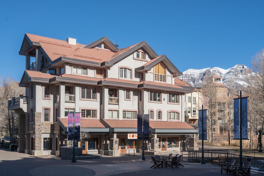 Hotel Centrum 302 by Avantstay Gorgeous Condo w/ Great Views & Steps Away From Ski Runs! - Image 1