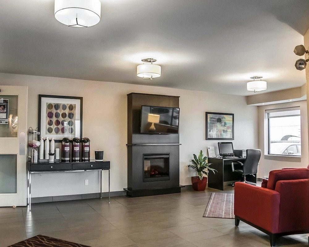 Montreal Vacations - Comfort Inn Laval - Property Image 3