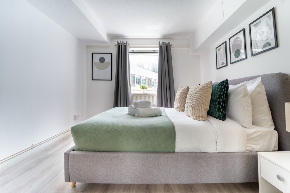 Stylish 1-Bedroom with Balcony near Soho