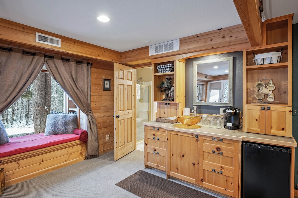All Seasons River Inn