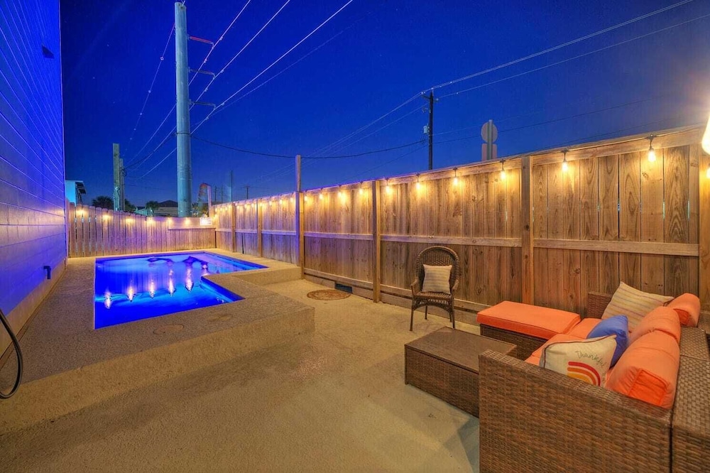 Sleeps 24, 2 Homes 2blocks to the Beach, Pool, Game Room, Patio w/ Outdoor Bar