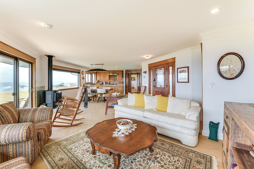 Walk to Beach: Luxury Oceanfront Escape in Caspar