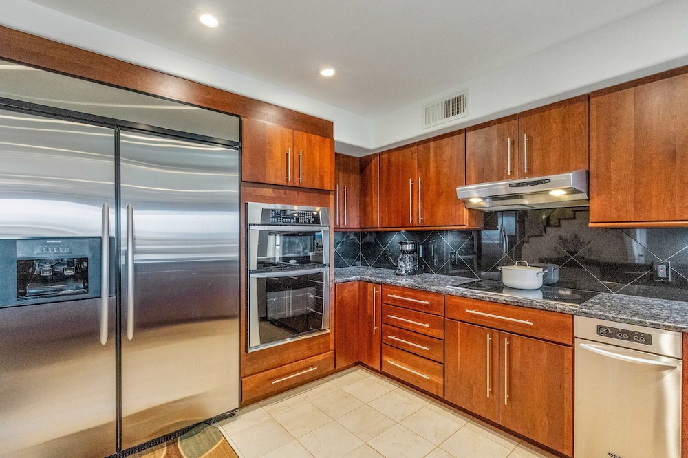Ocean View Kaanapali Condo w 2 Lanais Loft AC Pool Walk to Beach