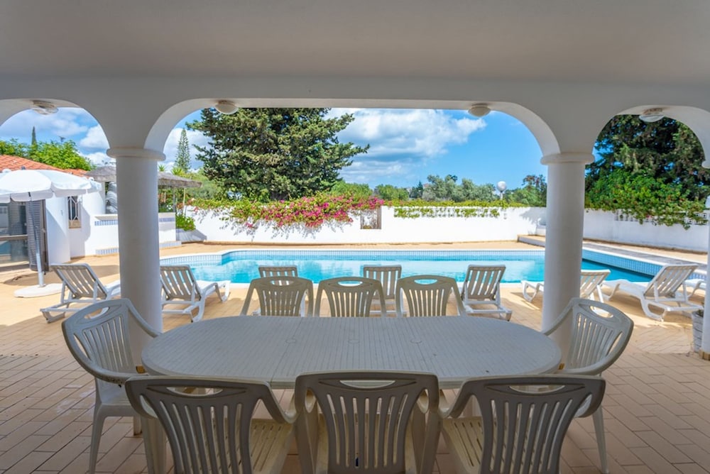 Joana Stunning Villa IS A 10 MIN Walk TO THE BEA