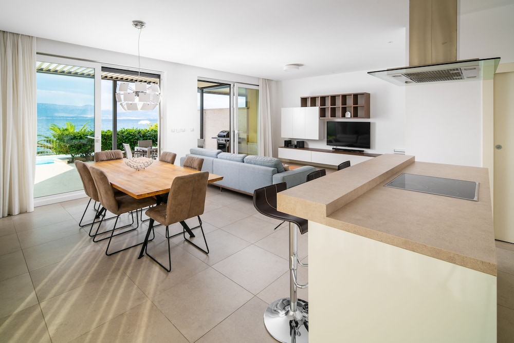 Acadia Beach Villas & Apartments, Slatine