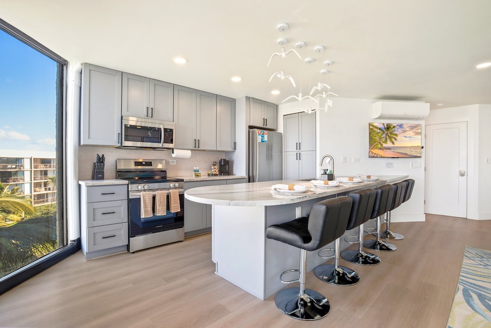 2BR/2BA Oceanfront Condo in Maui Sunset