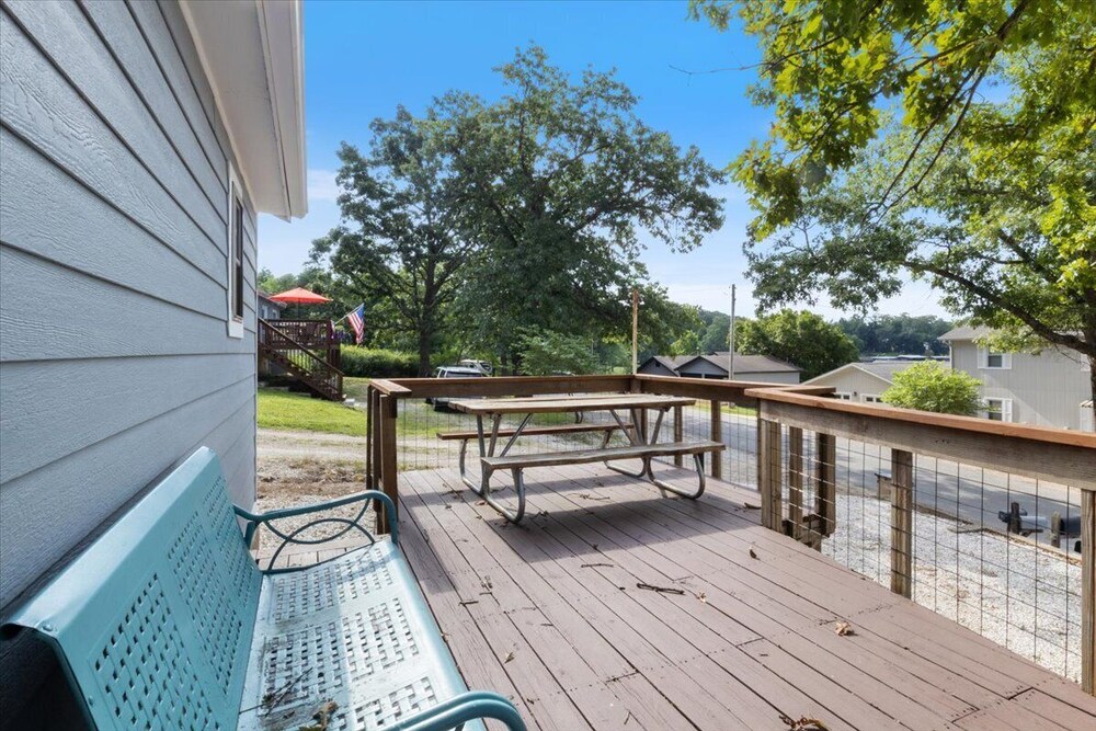 Lakefront Home in a Quiet Cove, Private Dock, Outdoor Dining & Fishing