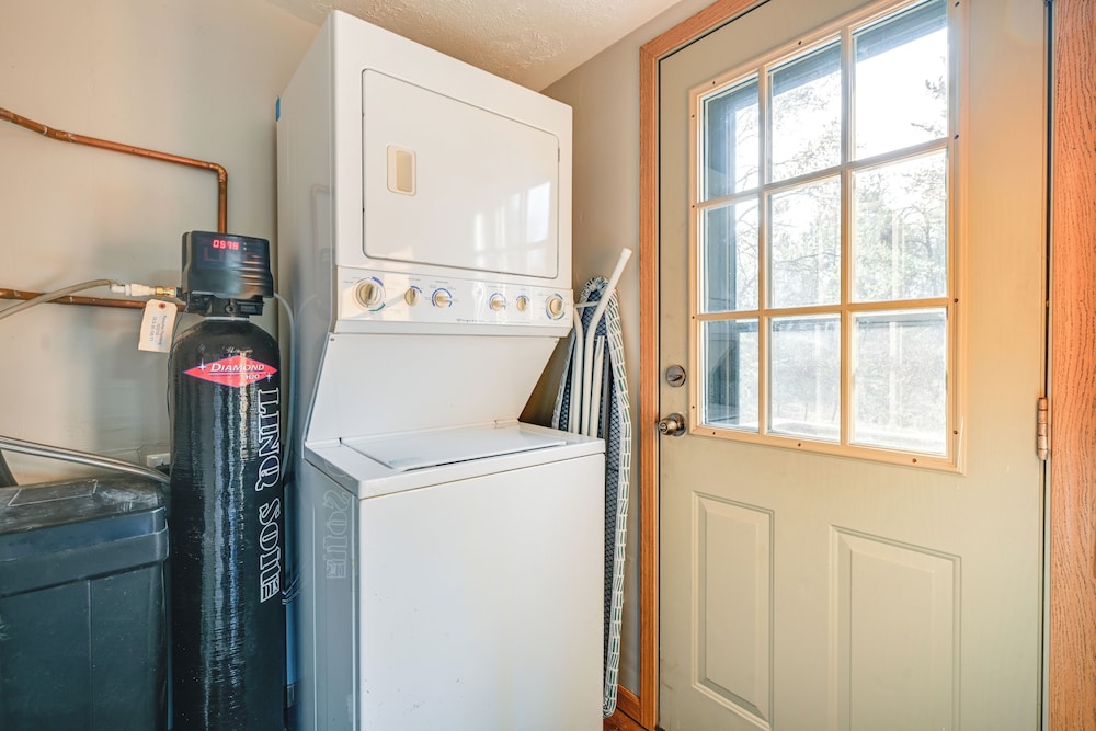 Fire Pit: Family-friendly Cabin in Gillett!