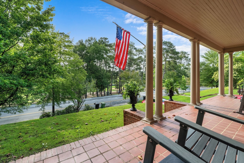 Stylish 3BR Retreat w Porch and garden