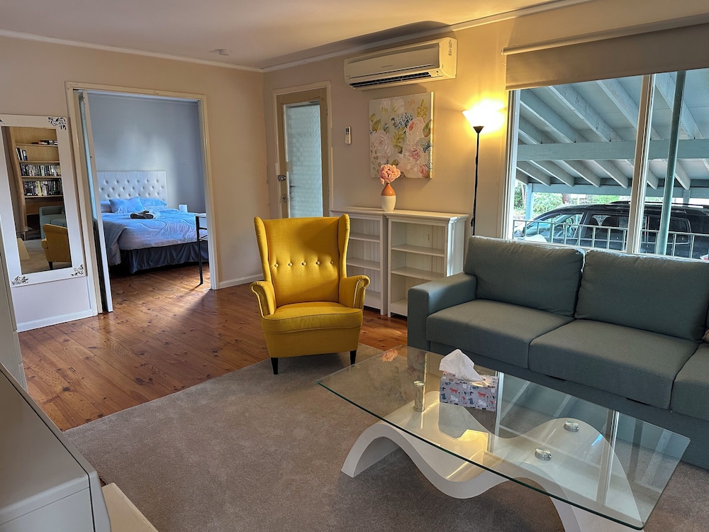Charming 3 Bedroom Home in Garran, Perfect for Families and Groups