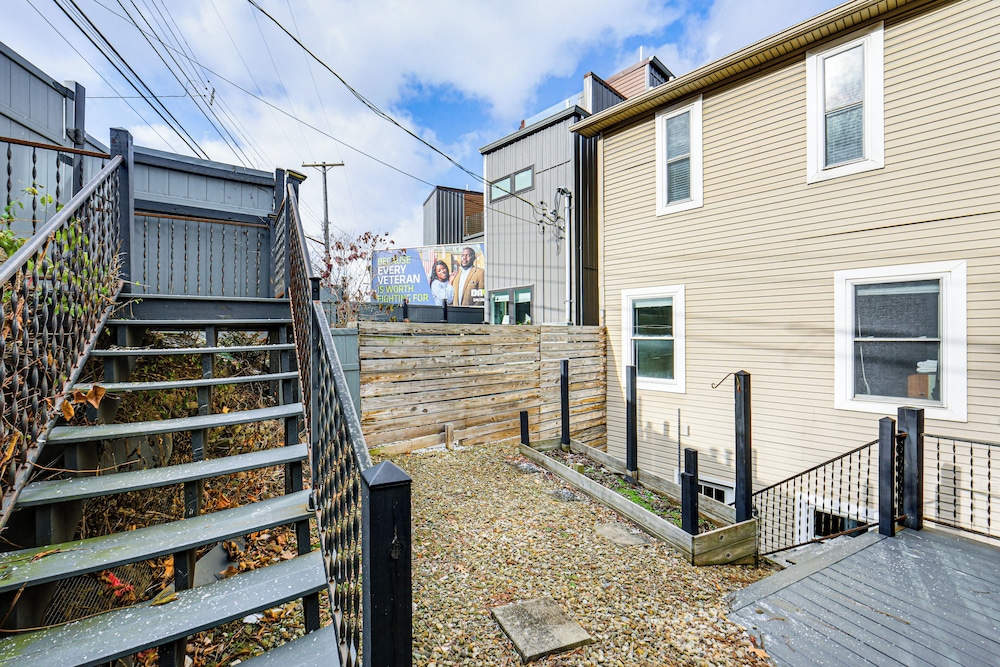2 Mi to Market Sq! Row House w/ Dedicated Office