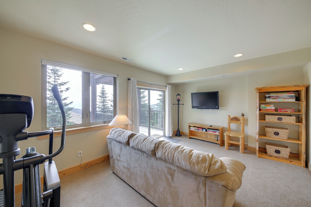 Walk to Schweitzer Village: Mountain-view Home