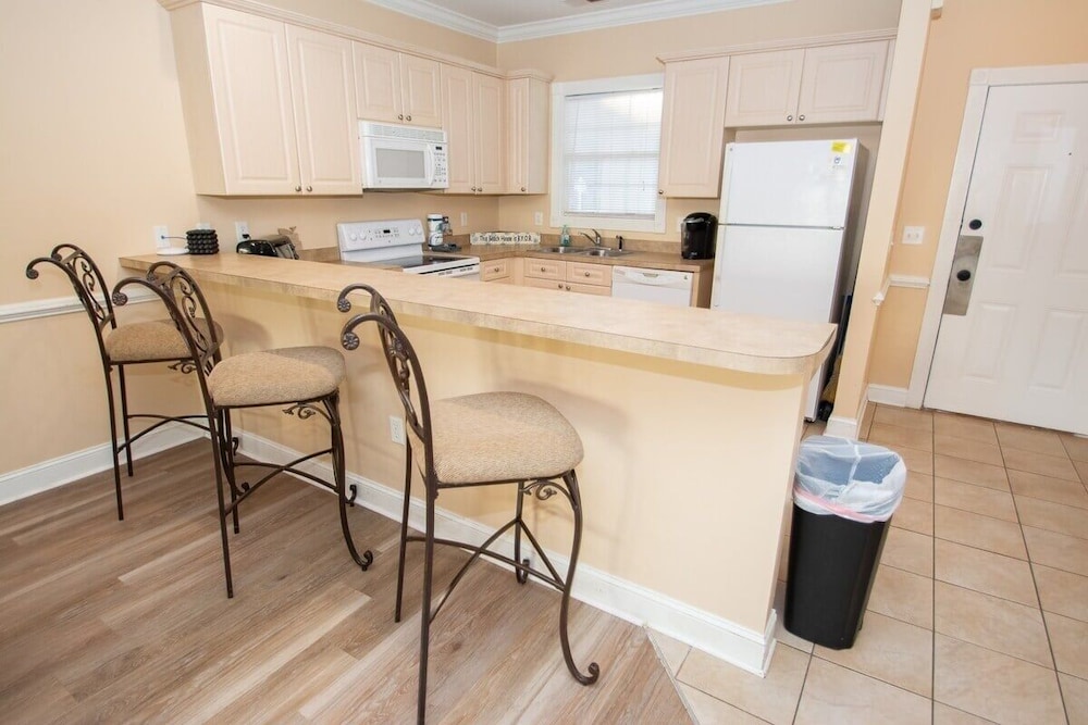 Magnolia Pointe Luster Leaf 4879-103 2 Bedroom Condo