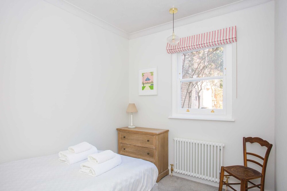 Modern & Spacious 2 Bedroom Flat Near Clapham Common