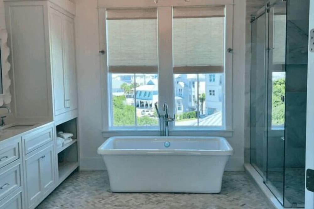 Sunset Pointe 30A by Avantstay Gulf Views, Carriage, Pool