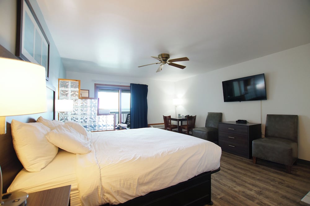 Snyder's Shoreline Inn