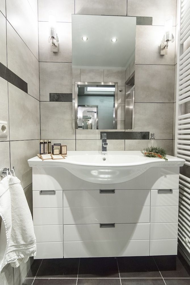 Ostra Menalon Luxury Suites