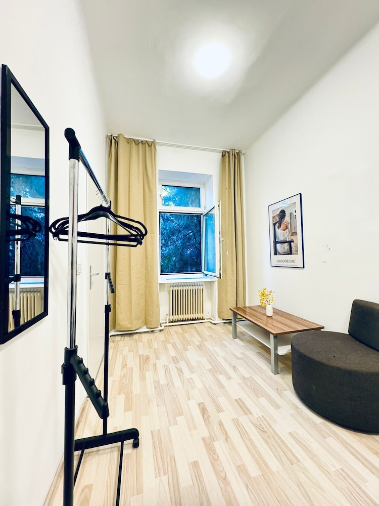 Simple 3BR Apartment for 6 FAC Platz