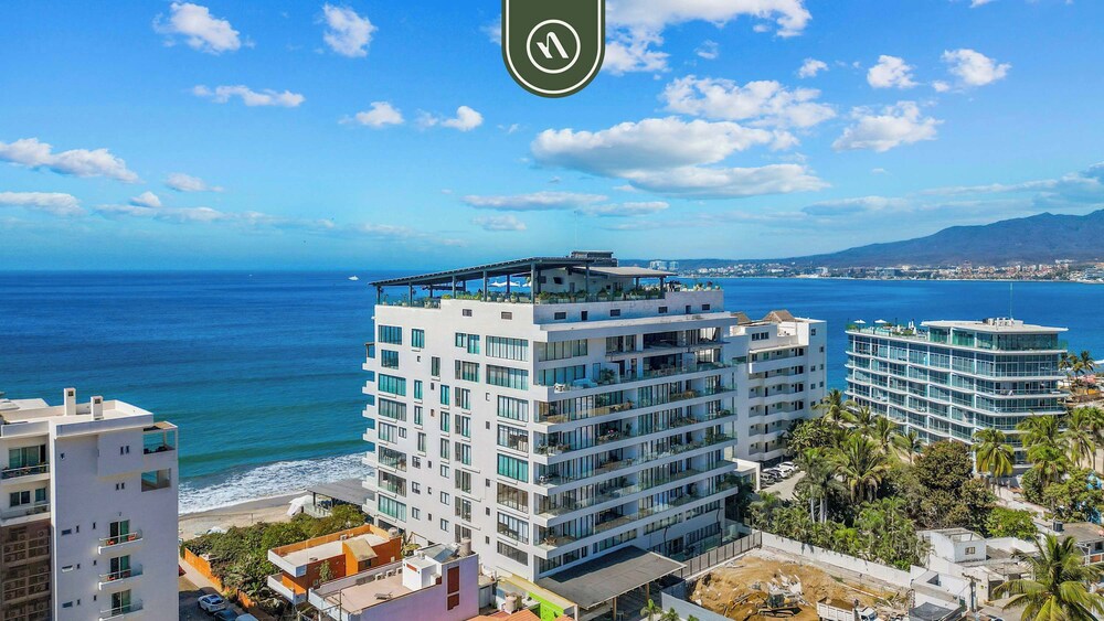 Luxury 2 BR Condo With Dream Pools - Beach - Art