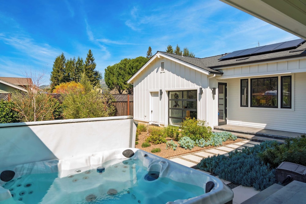 Luxe, Pool, Spa, Fire Pit, Game Room, Piano Sonoma Pool Retreat by Avantstay