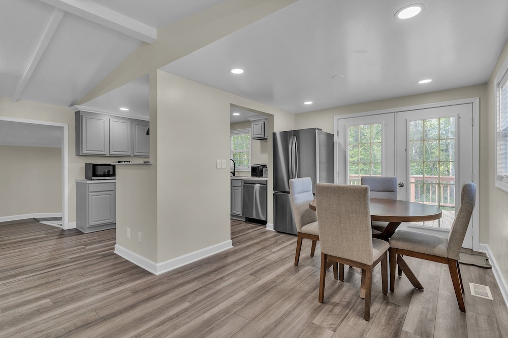 Peaceful Pet Friendly Chesapeake Escape 4 Bedroom Home