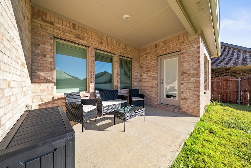 Luxurious 4-Bed Home in Aubrey TX