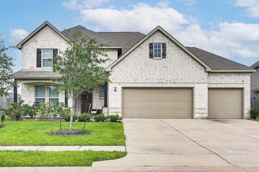 Grand Family Home w/ Patio & Fenced Yard in Arcola
