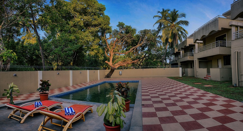 TreeHouse Blue Hotel & Villas
