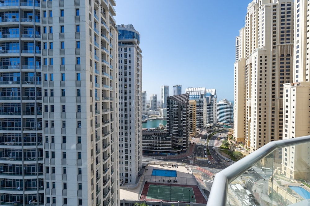 Refined 1BR Retreat in The Point Tower - Marina