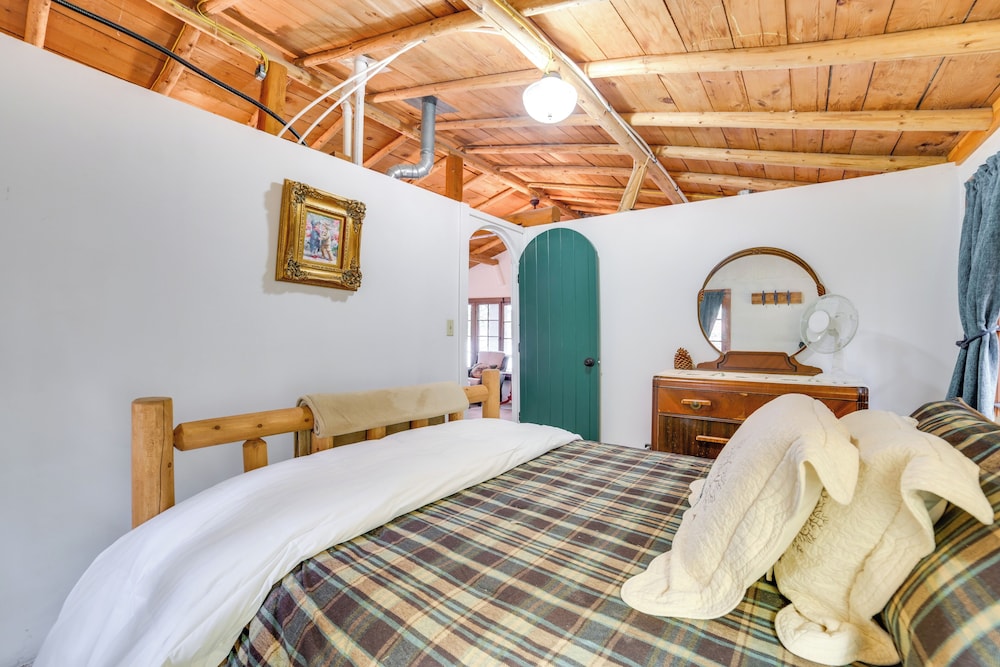 Steps to Beach: Lake Cabin Retreat in Levering!