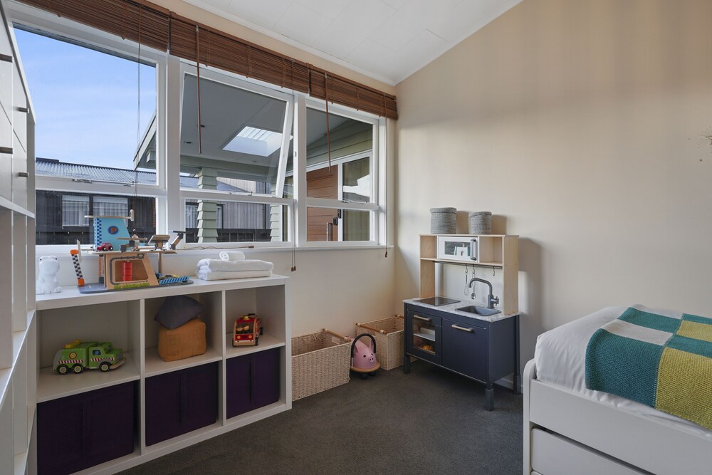 Gorgeous Family Home-Fully Fenced & Toys view 4