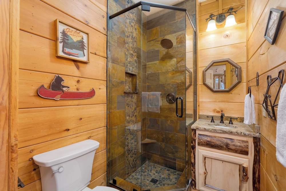 Big Bear Lodge by Avantstay Smoky Mountain Views, Hot Tub, Theater & Game Room