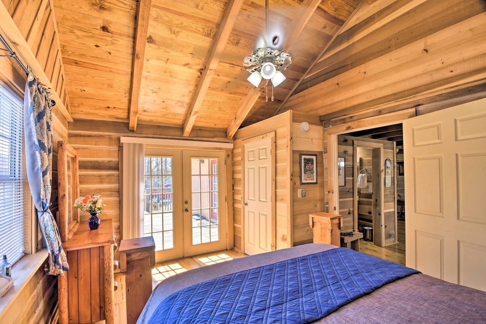 Clemson Vacations - The Lake Place Cabin w/ Golf Cart  Free Kayaks! - Property Image 1