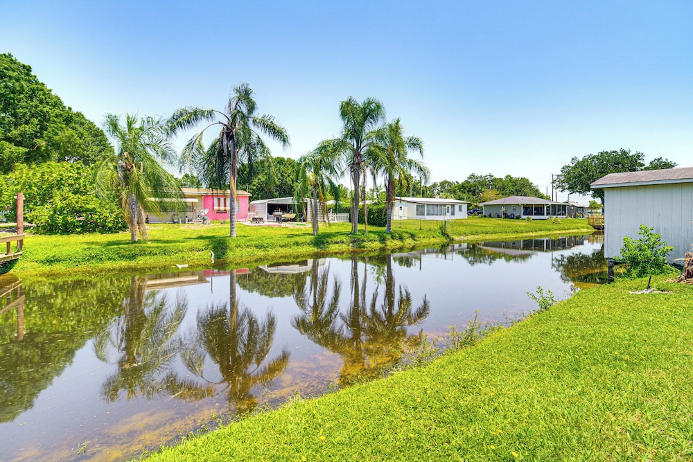1 Mi to Lake Jackson: Home w/ Screened Patio!