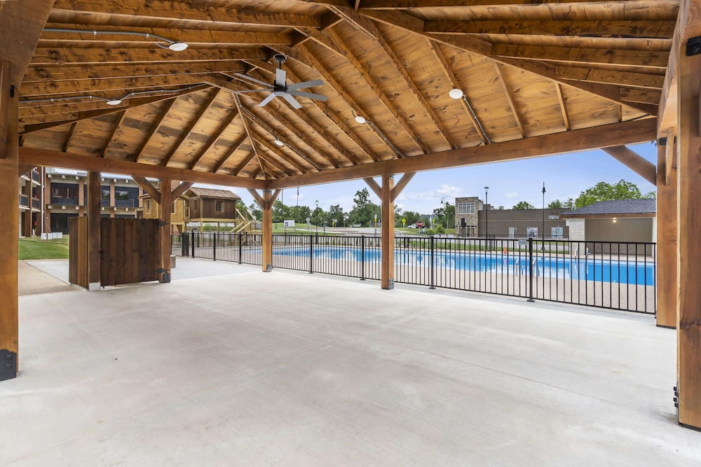 Modern Yote Condo at Roark Creek