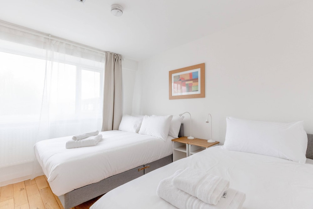 Spacious 4BD Home, Near Excel London!