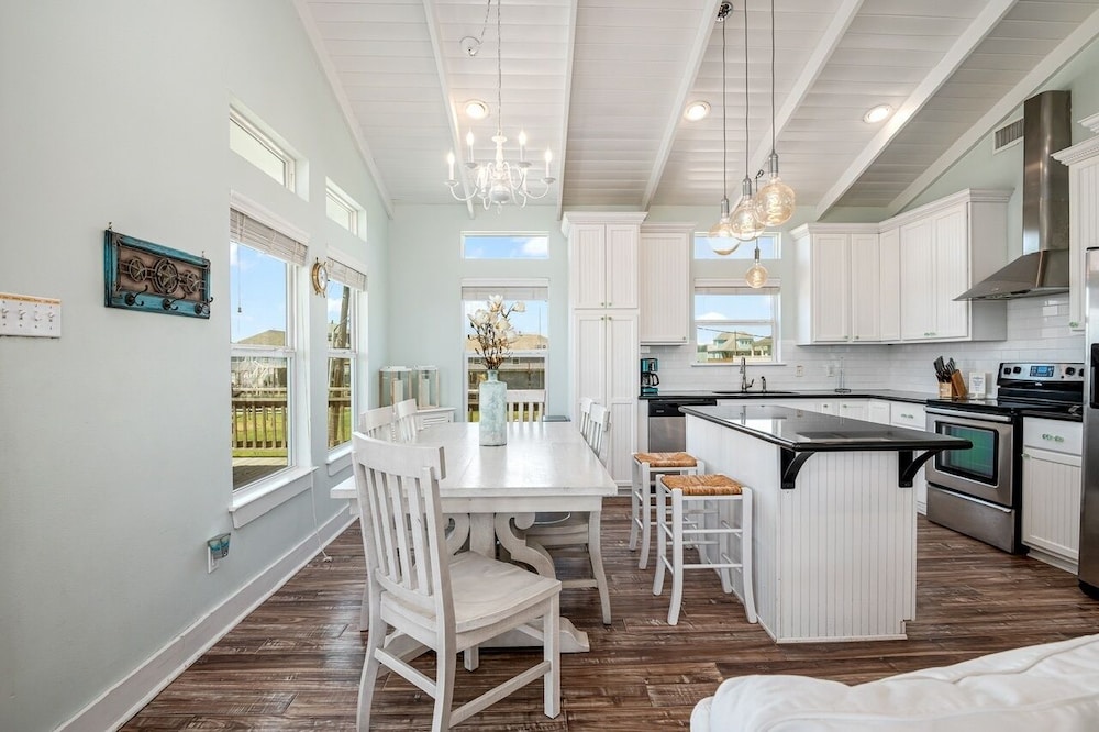 Chillax Inn 3 Bedroom Home by RedAwning