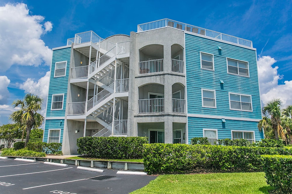 Seaside Haven Stylish Condo 3 Pools New Rental view 2