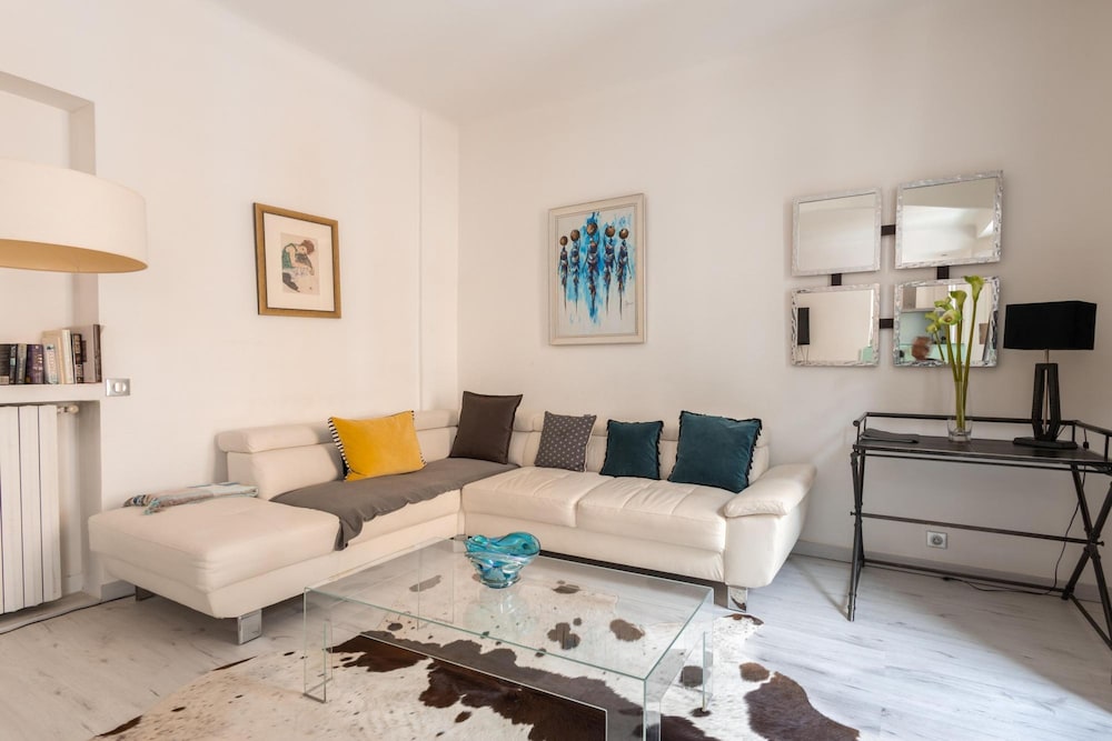 Centrally Located Modern 2 Bed Apartment in Cannes With Aircon and High Ceilings and Modern Design - 696