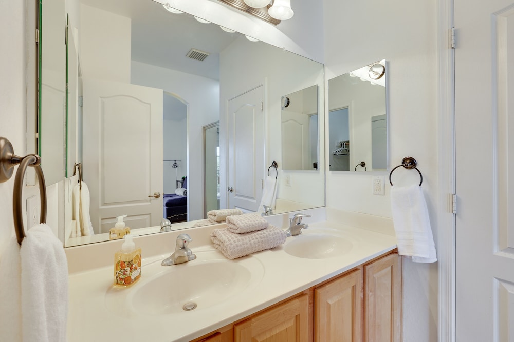 Rooftop Patio, Skyline Views: Phoenix Townhome!