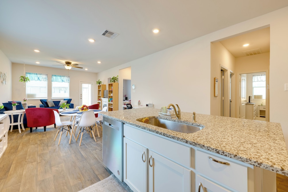 3 Mi to Dtwn Kyle: Wfh-friendly Home w/ Patio