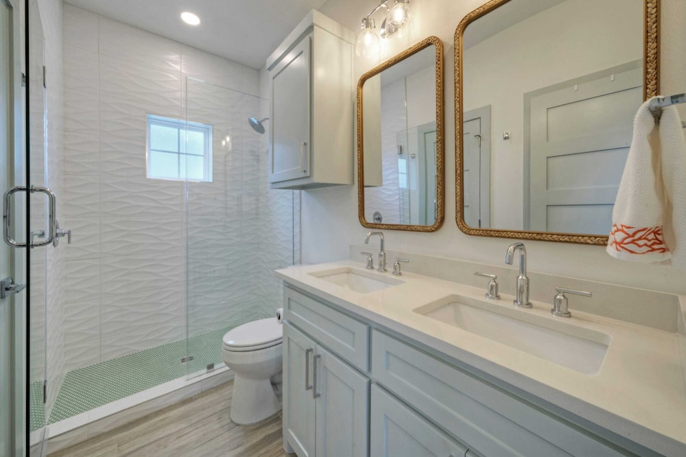 Sleeps 24 2 Homes, Walk to the Beach, Private Pools, Fire Pit, Modern Design