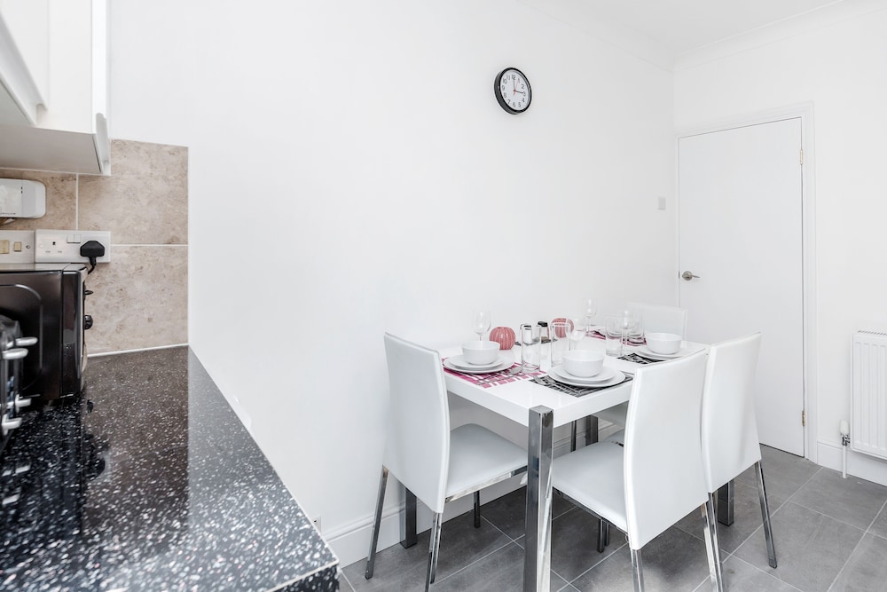 Charming 3-bed Apartment in Romford view 4