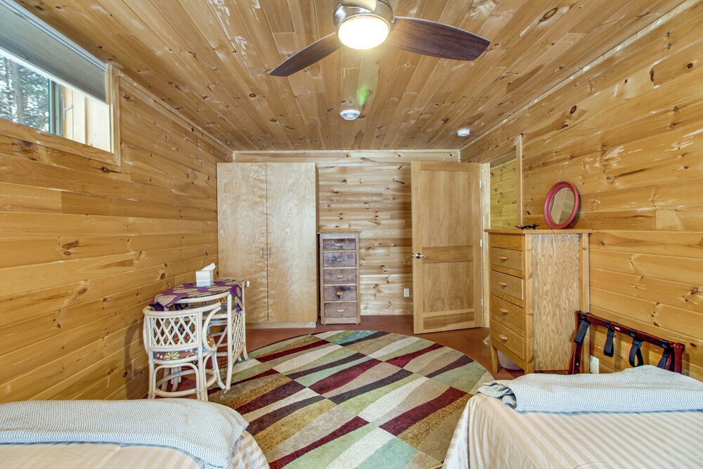 Dock & Foosball: Esquagama Lake Family Cabin